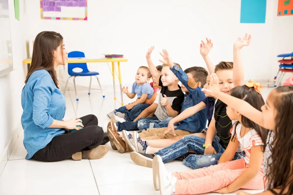 Maestra de Educación Infantil con alumnos en el aula