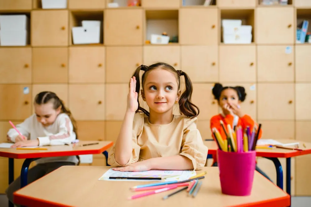Maestro de Educación Primaria con su clase