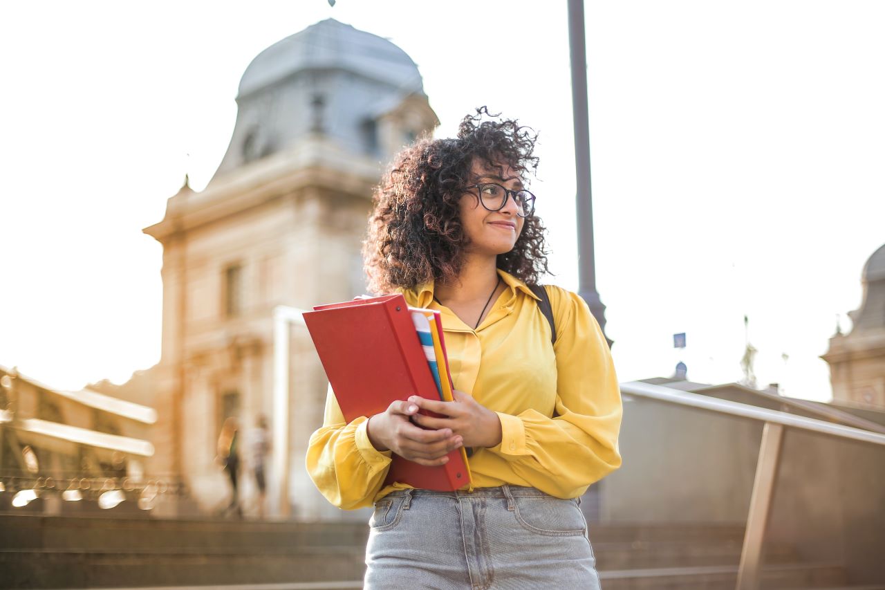 ¿Cuánto cuesta estudiar una carrera universitaria en España?