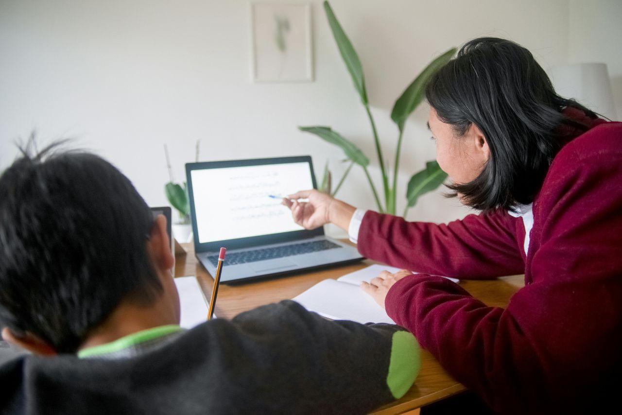 ¿Cómo ayudar a los hijos a estudiar? Estrategias efectivas